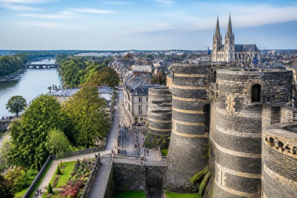 découvrez les incontournables d'angers en une journée : lieux à visiter, monuments historiques et activités pour profiter au maximum de votre passage rapide dans cette ville charmante.