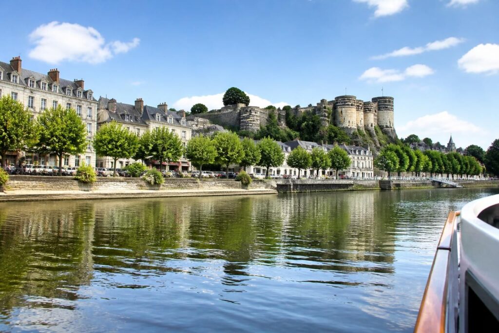 découvrez angers autrement avec une croisière sur la maine et profitez d'une vue unique sur la ville depuis l'eau.