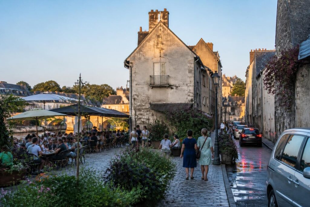 découvrez les avantages et inconvénients de vivre dans le quartier de la doutre à angers, un lieu riche en histoire et en charme.